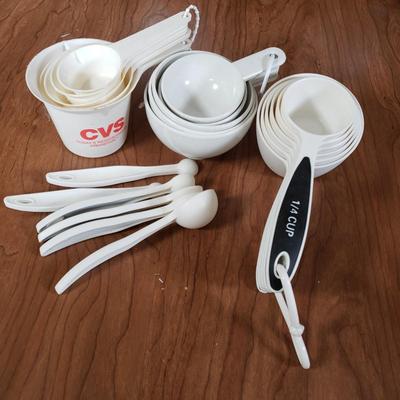 LOT 205L: Vintage Bakeware; Aluminum Bowls, Sifters, Measuring Cups & More