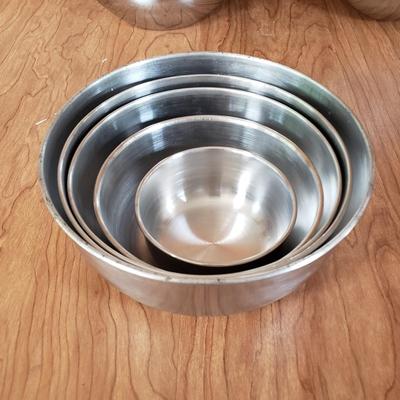 LOT 205L: Vintage Bakeware; Aluminum Bowls, Sifters, Measuring Cups & More