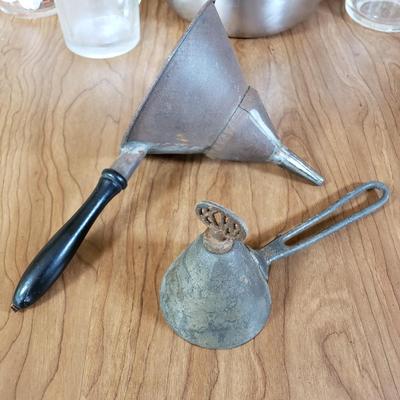 LOT 205L: Vintage Bakeware; Aluminum Bowls, Sifters, Measuring Cups & More
