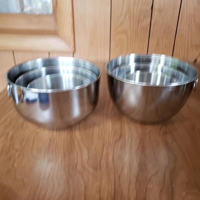 LOT 205L: Vintage Bakeware; Aluminum Bowls, Sifters, Measuring Cups & More