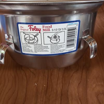 LOT 205L: Vintage Bakeware; Aluminum Bowls, Sifters, Measuring Cups & More
