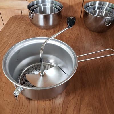 LOT 205L: Vintage Bakeware; Aluminum Bowls, Sifters, Measuring Cups & More