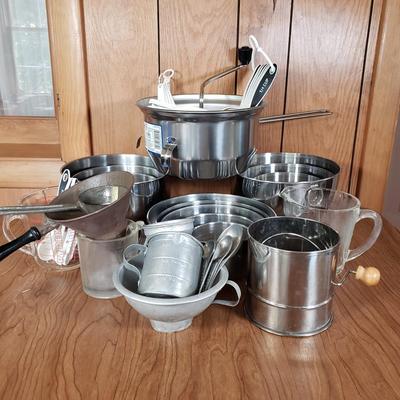 LOT 205L: Vintage Bakeware; Aluminum Bowls, Sifters, Measuring Cups & More