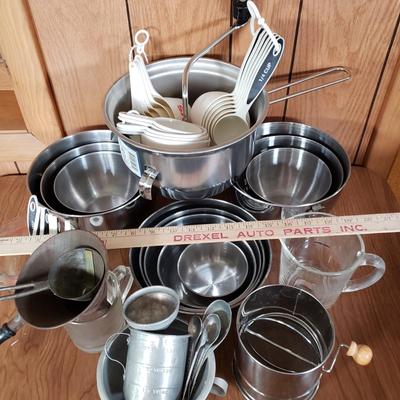 LOT 205L: Vintage Bakeware; Aluminum Bowls, Sifters, Measuring Cups & More