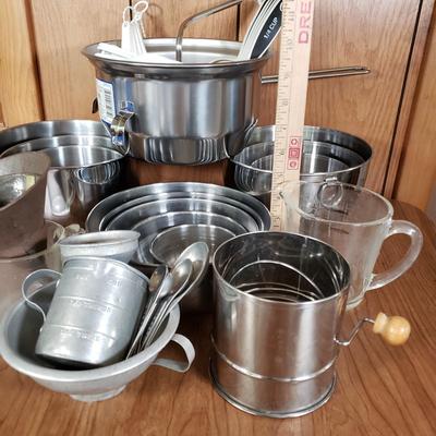 LOT 205L: Vintage Bakeware; Aluminum Bowls, Sifters, Measuring Cups & More