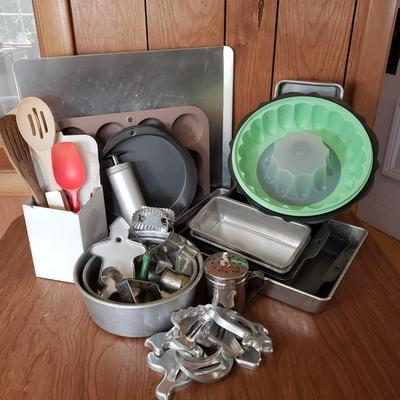 LOT 206L: Vintage Baking Lot; Tupperware, Aluminum, Cookie Cutter New in Box & More