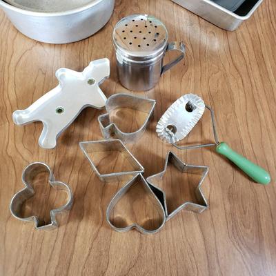 LOT 206L: Vintage Baking Lot; Tupperware, Aluminum, Cookie Cutter New in Box & More
