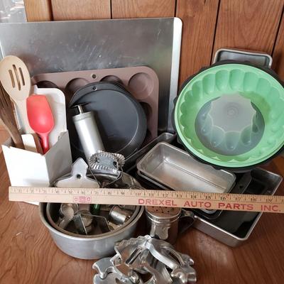 LOT 206L: Vintage Baking Lot; Tupperware, Aluminum, Cookie Cutter New in Box & More