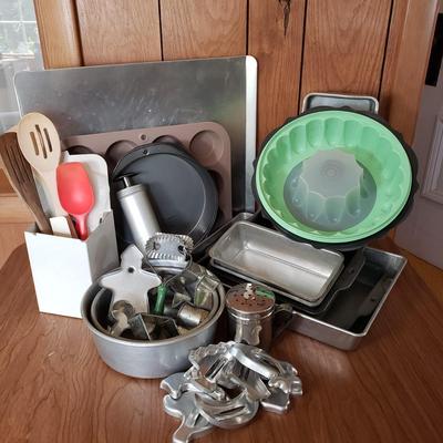 LOT 206L: Vintage Baking Lot; Tupperware, Aluminum, Cookie Cutter New in Box & More