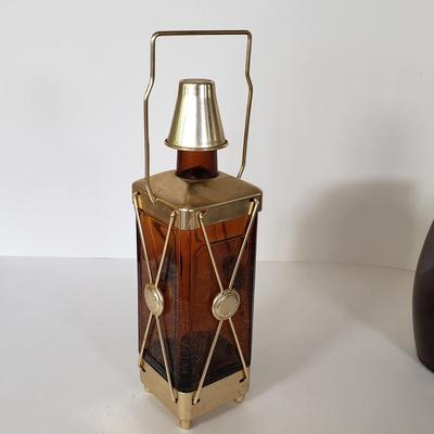LOT 213L: BOC England Seltzer Bottle, Musical Decanter, Old Stubridge Village Mug, Bossons Chef & More