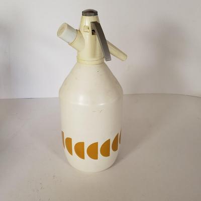 LOT 213L: BOC England Seltzer Bottle, Musical Decanter, Old Stubridge Village Mug, Bossons Chef & More