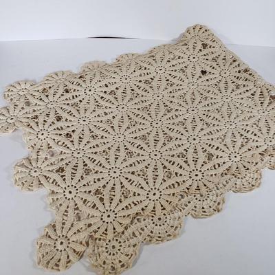 LOT 218L: Antique Quaker Lace Dinner Cloth Tablecloth in Original Box & Doilies