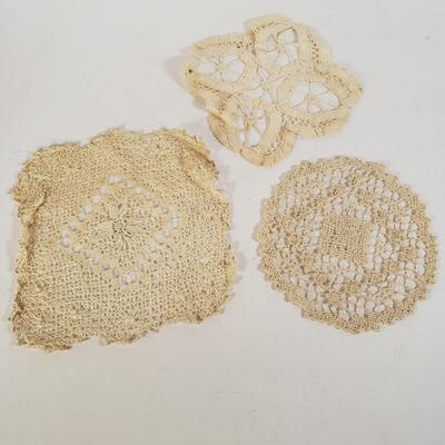 LOT 218L: Antique Quaker Lace Dinner Cloth Tablecloth in Original Box & Doilies