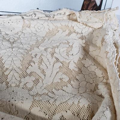 LOT 218L: Antique Quaker Lace Dinner Cloth Tablecloth in Original Box & Doilies