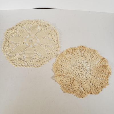 LOT 218L: Antique Quaker Lace Dinner Cloth Tablecloth in Original Box & Doilies