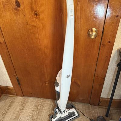 LOT 224K: Kenmore Stratus 24V Slim Cordless Vacuum & Hoover Evolve Pet Cordless Vacuum w/ Tag