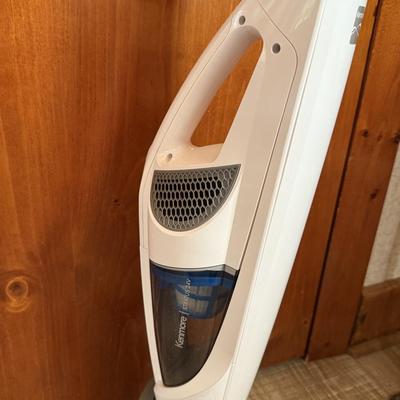 LOT 224K: Kenmore Stratus 24V Slim Cordless Vacuum & Hoover Evolve Pet Cordless Vacuum w/ Tag