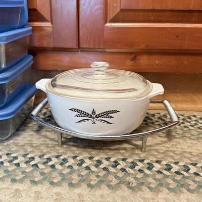 LOT 234K: Pyrex Glass Dishes w/ Storage Lids, Anchor Hocking Baking Dish & More