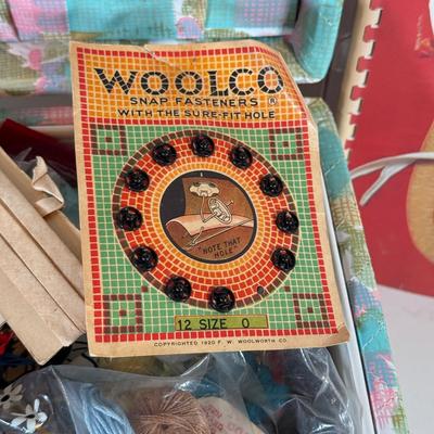 LOT 238X: Sewing Notions & Tools w/ Cute Vintage Craft Box