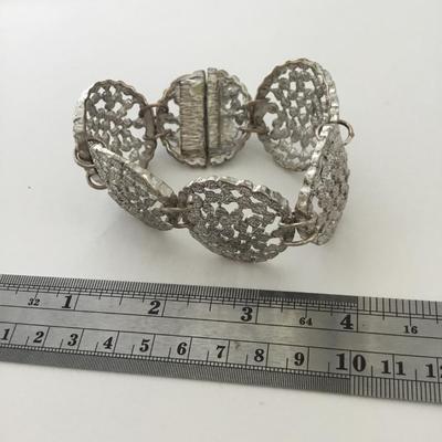 Unmarked silver tone fashion bracelet