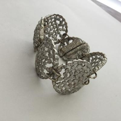 Unmarked silver tone fashion bracelet