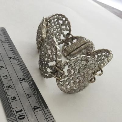 Unmarked silver tone fashion bracelet