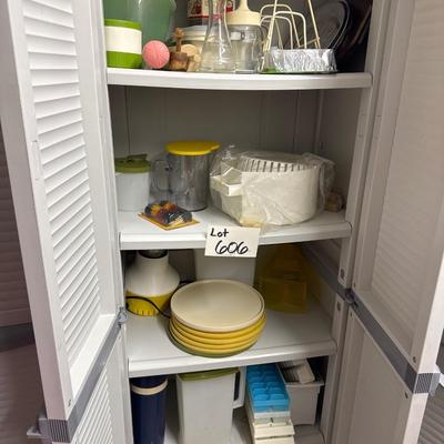 Sale Photo Thumbnail #1099: Multiple Pieces of Plastic Tupperware and various other kitchen tools