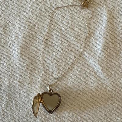 14 K heart chain broken 3 g total weight
