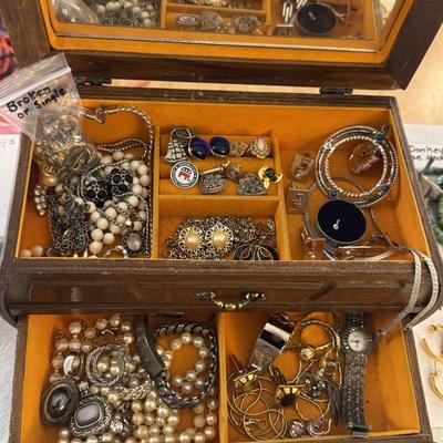 Assorted jewelry in box A few-need repair