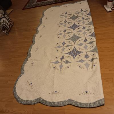 Queen size quilted bedspread
