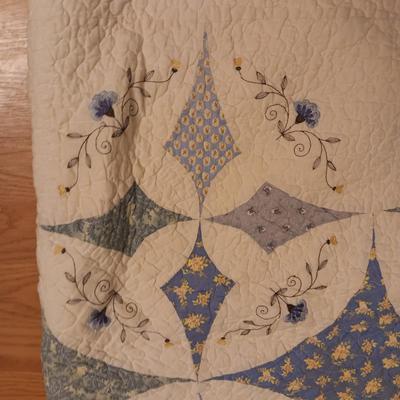 Queen size quilted bedspread