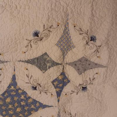 Queen size quilted bedspread