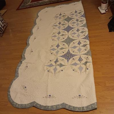 Queen size quilted bedspread