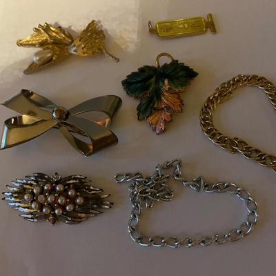 Jewelry / Vintage Razors Collectibles Lot