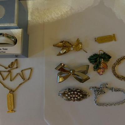 Jewelry / Vintage Razors Collectibles Lot