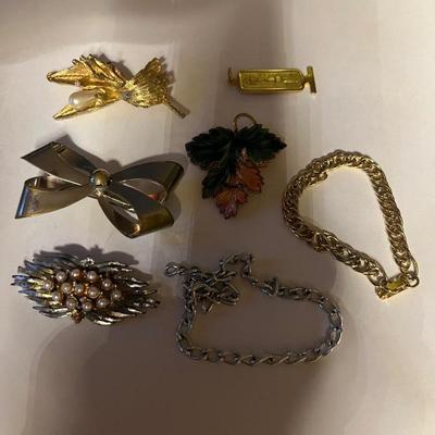 Jewelry / Vintage Razors Collectibles Lot