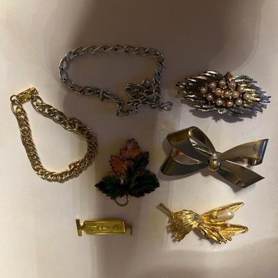 Jewelry / Vintage Razors Collectibles Lot