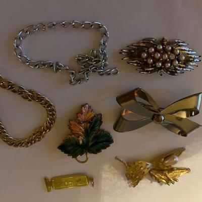 Jewelry / Vintage Razors Collectibles Lot