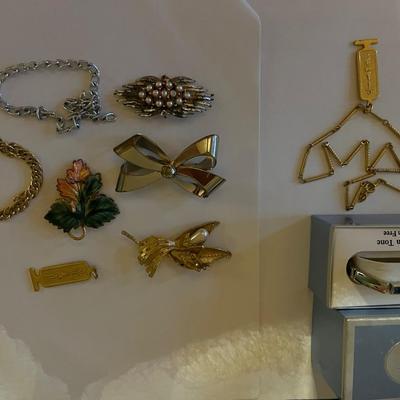 Jewelry / Vintage Razors Collectibles Lot