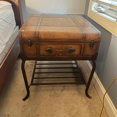 Universal Furniture Suitcase End Table & Table Lamp (P-MG)
