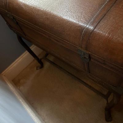 Universal Furniture Suitcase End Table & Table Lamp (P-MG)