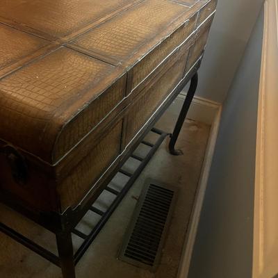Universal Furniture Suitcase End Table & Table Lamp (P-MG)