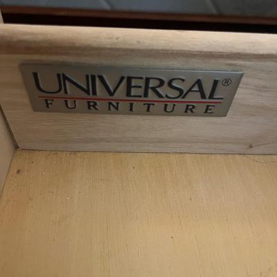 Universal Furniture Suitcase End Table & Table Lamp (P-MG)