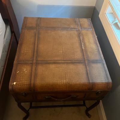 Universal Furniture Suitcase End Table & Table Lamp (P-MG)