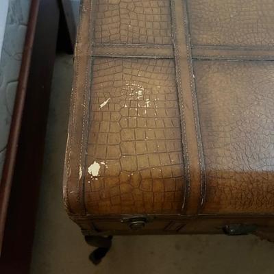 Universal Furniture Suitcase End Table & Table Lamp (P-MG)