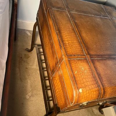 Universal Furniture Suitcase End Table & Table Lamp (P-MG)