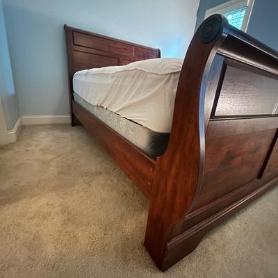 Queen Sized Wooden Sleigh Bed (P-MG)