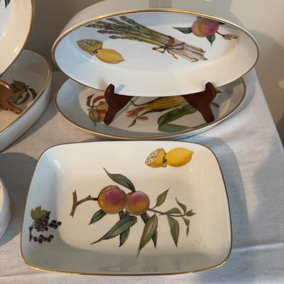 Sale Photo Thumbnail #1471: Various sizes 15"  , 12" , 10" 
And rectangle casserole , round bowl