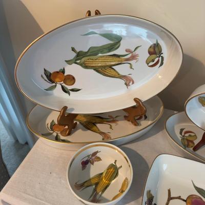 Sale Photo Thumbnail #1470: Various sizes 15"  , 12" , 10" 
And rectangle casserole , round bowl