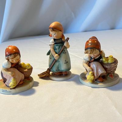 18 Hummel Figurines - ‘Worship’, ‘Chick Girl’ & More (LR-RG)